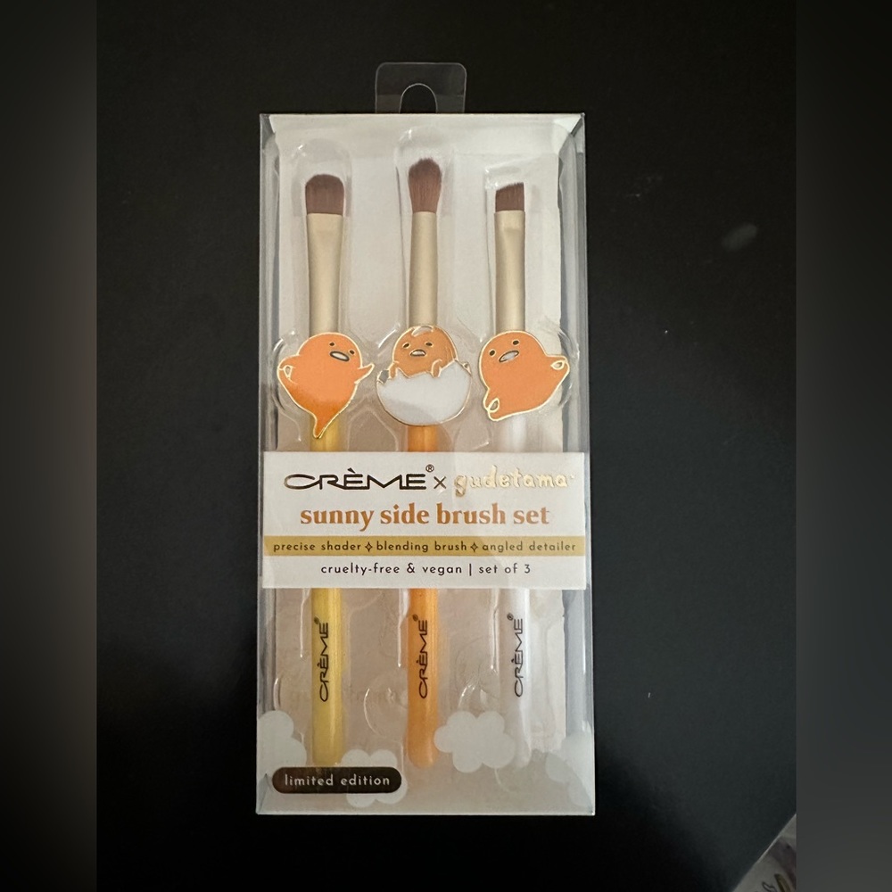 Crème gudetama makeup brushes! Limited edition